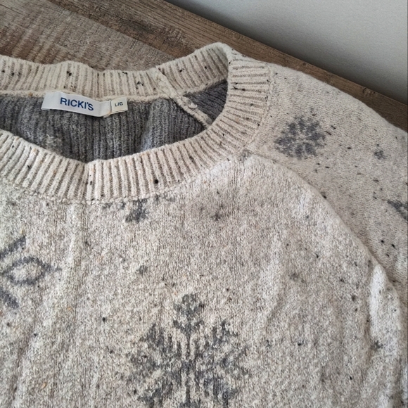 โ๏ธ Snowflake confetti pullover sweater! - Picture 4 of 7